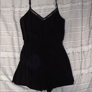 BLACK V NECK ROMPER - FOREVER 21